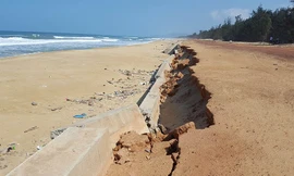 Cả hệ thống kè biển Tam Quan bị đổ sập. Ảnh: TL