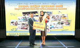 Ông Trần Ngọc Tâm - Tổng Giám đốc Nam A Bank trao tặng tiền thưởng cho Top 5 Miss Universe 2018 H’Hen Niê