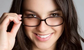 Đi bơi, tuyệt đối không được đeo kính áp tròng