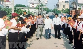 Nguyên Tổng Bí thư Đỗ Mười với quê hương Đông Mỹ. (Ảnh: TTXVN phát)