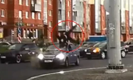 Người đi xe máy văng lên không vì đâm vào ô tô