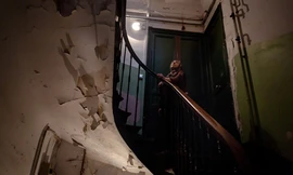 Chung cư ổ chuột nghiêng ngả tại Pháp phơi bày sự nghèo khó