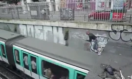 Pha nhảy nóc tàu điện liều lĩnh ở Paris