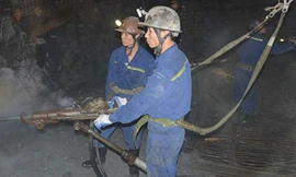 Công nhân mỏ than khoan lò ở độ sâu âm 300 m