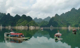 Thủy điện Tuyền Quang đã biến một phần của sông Gâm và sông Năng thành long hồ mênh mông. Ngay khi vừa đặt chân tới, tôi đã không thể khước từ lời mời du ngoạn bằng thuyền của người bạn "thổ dân". Thứ nước màu lục sóng sánh, trong vắt, soi bóng núi non và