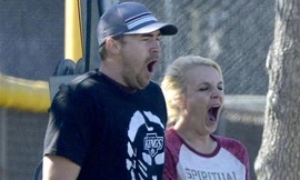 Ca sĩ Britney Spears và người yêu tại trận thi đấu bóng đá của con trai cô. Các nhà khoa học cho rằng, ngáp cùng nhau là một biểu hiện của mối quan hệ bền chặt. Ảnh: Splash News