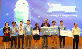 Ban Tổ chức trao giải Toàn diện cho nhóm Wiinav đến từ ĐH Duy Tân