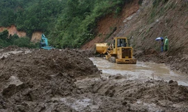 Quốc lộ 4D sạt lở nhiều điểm. Ảnh: Ngọc Thành.