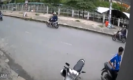 Cô gái đứng thẫn thờ vì bị trộm xe máy