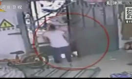 Người phụ nữ bước hụt rơi xuống từ tầng nhà cao