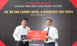 Đại diện của bà Vũ Việt Hoa nhận giải thưởng xe Mercedes E200 trị giá hơn 2 tỷ đồng