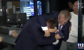 Cảnh tượng ẩu đả bị ghi hình (Ảnh: RT)