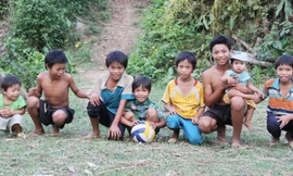 Nếu huy động đủ thì con cái của anh Nam, chị Lạc đủ một đội bóng đá gồm đội hình chính và 3 dự bị. Ảnh: Công an Đà Nẵng