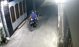 Camera ghi cảnh 2 thanh niên ném sơn, mắm tôm vào nhà dân