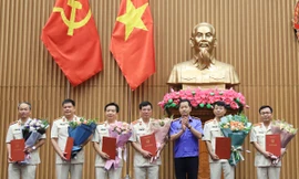 Phó Viện trưởng Viện Kiểm sát nhân dân tối cao trao quyết định và chúc mừng 6 cán bộ được điều động, bổ nhiệm chức vụ mới.