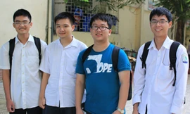 Vũ (áo xanh) bên cạnh các " học trò" trong đội tuyển thi tin học của trường Chuyên Sư phạm. Ảnh: Hoàng Phương.