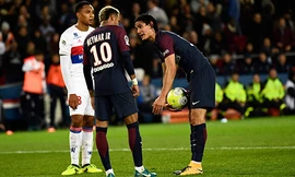 Neymar và Cavani quyết không nhường nhịn nhau trong vụ tranh chấp đá phạt đền. Ảnh: AS.
