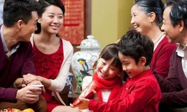 Xông đất đầu năm là phong tục lâu đời của người Việt. Ảnh minh họa