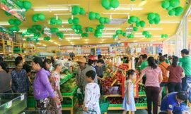 Cảnh mua bán tấp nập ở một cửa hàng Bách hóa Xanh tại Tây Ninh
