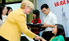 Phương Anh cùng các thí sinh khác nhận phần thưởng của Hội đồng Anh