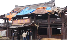 “Đền, đài, lầu, gác” ở các trường quay tan hoang sau vài lần sử dụng. Ảnh: Lưu Quang 