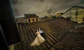 Chụp ảnh cưới phản cảm trên mái nhà cổ Hội An