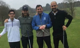 Guardiola (phải) đi đánh golf, thay vì theo dõi trận đấu của Man Utd.