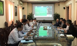 Phó Chủ tịch Uỷ ban nhân dân tỉnh Đồng Tháp Đoàn Tấn Bửu giới thiệu và tặng các thành viên trong đoàn tư vấn khăn của làng nghề dệt choàng Long Khánh A (huyện Hồng Ngự) 