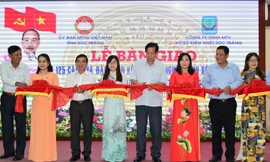 Ông Huỳnh Văn Sum, Phó bí thư Tỉnh ủy Sóc Trăng (giữa) cắt băng khánh thành 125 căn nhà đại đoàn kết