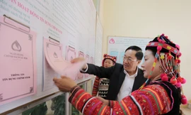 Tổng Giám đốc NHCSXH Dương Quyết Thắng kiểm tra thông tin tín dụng chính sách tại xã Sín Thầu, huyện Mường Nhé