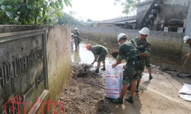 'Rốn lũ' Chương Mỹ: Hàng trăm cảnh sát lội bùn giúp dân dọn dẹp môi trường 
