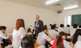 Sinh viên ngành Kinh doanh quốc tế được đào tạo tiếng Anh song song với kiến thức chuyên môn