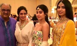 Kapoor (thứ hai bên trái) cùng chồng và các con. 