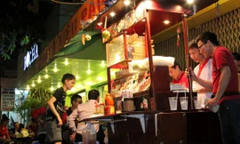 Đồ ăn nhập ngoại giá rẻ bán ngập vỉa hè Sài Gòn