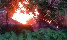 Sau khi rơi xuống, máy bay bốc cháy dữ dội. Ảnh: Độc giả cung cấp.