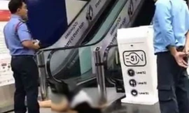 Nạn nhân nằm bất động sau khi rơi từ tầng cao xuống