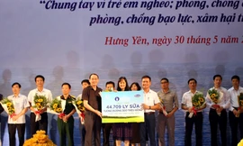 Bà Nguyễn Thị Minh Tâm, Giám đốc Chi nhánh Vinamilk Hà Nội đại diện công ty trao bảng tượng trưng 44.709 ly sữa cho đại diện tỉnh Hưng Yên 