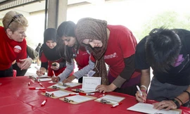 Sinh viên quốc tế đăng ký tìm việc tại hội chợ việc làm Trường ĐH Houston (Texas, Mỹ) - Ảnh: Thủy Tiên