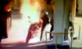 Ngọn lửa bùng phát khi người lái đang ngồi trên xe và có một nhân viên trạm xăng đứng cạnh. Ảnh từ video.