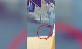 Khiếp đảm bảo vệ lấy gậy và rắn xua nữ sinh vào trường học 