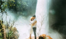Ảnh cưới lãng mạn bên thác nước của cặp đôi 'mối tình đầu'