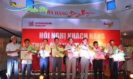 Ông Lê Thanh Thuấn - Tổng Giám đốc Sao Mai Group (thứ 3 trái qua) “cam kết” với hộ nuôi “Ai nuôi cá cho IDI mà lỗ thì chính tôi lấy tiền túi ra bù”