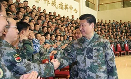 Ông Tập bắt tay với các tướng lĩnh cấp cao quân đội Trung Quốc. Ảnh: Xinhua.