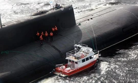 Thủy thủ đoàn cho tàu ngầm hạt nhân nổi giữa biển để cứu người. Ảnh: RT