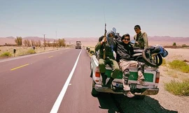 Khoa được cảnh sát Iran hộ tống qua vùng nguy hiểm.