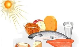 Các bậc cha mẹ cần cho trẻ tắm nắng đủ giờ và ăn các thực phẩm có nhiều vitamin D để phòng tránh còi xương cho trẻ