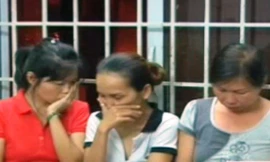 Một số "quý bà" tham gia đánh bạc.