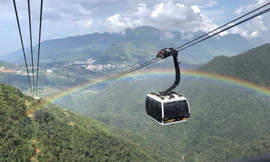 Khắp nơi nắng nóng, du khách tìm về đỉnh Fansipan mát lạnh 