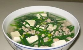 Hẹ có thể nấu thành nhiều món "ngon, bổ, rẻ". Ảnh: News.