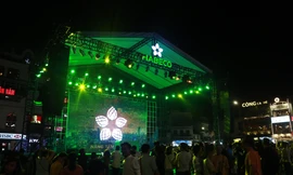 Bức tranh mosaic khổng lồ ghép từ 2500 bức ảnh của khách hàng tại khu vực sân khấu chính của sự kiện